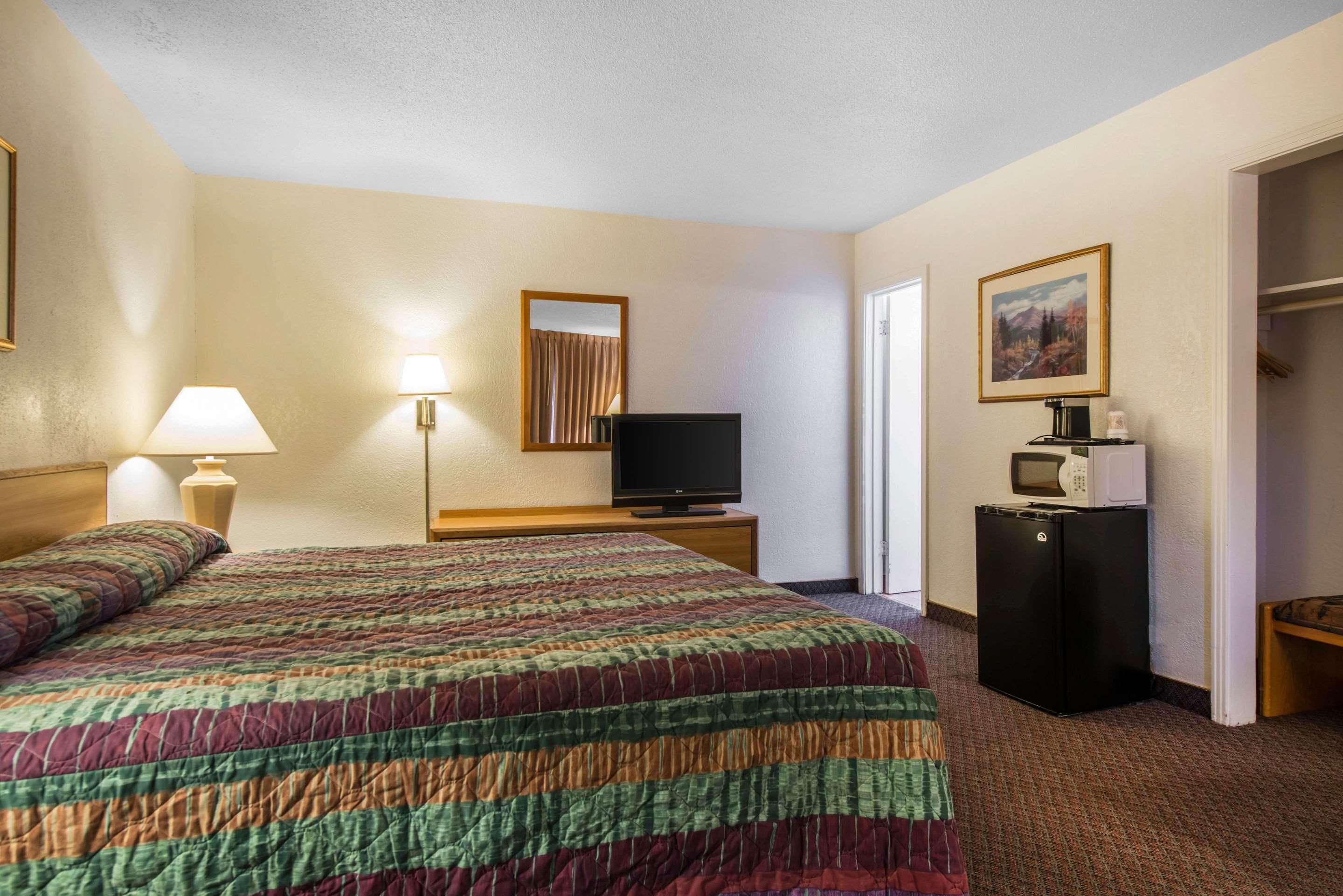 Rodeway Inn & Suites Colorado Springs Exterior photo