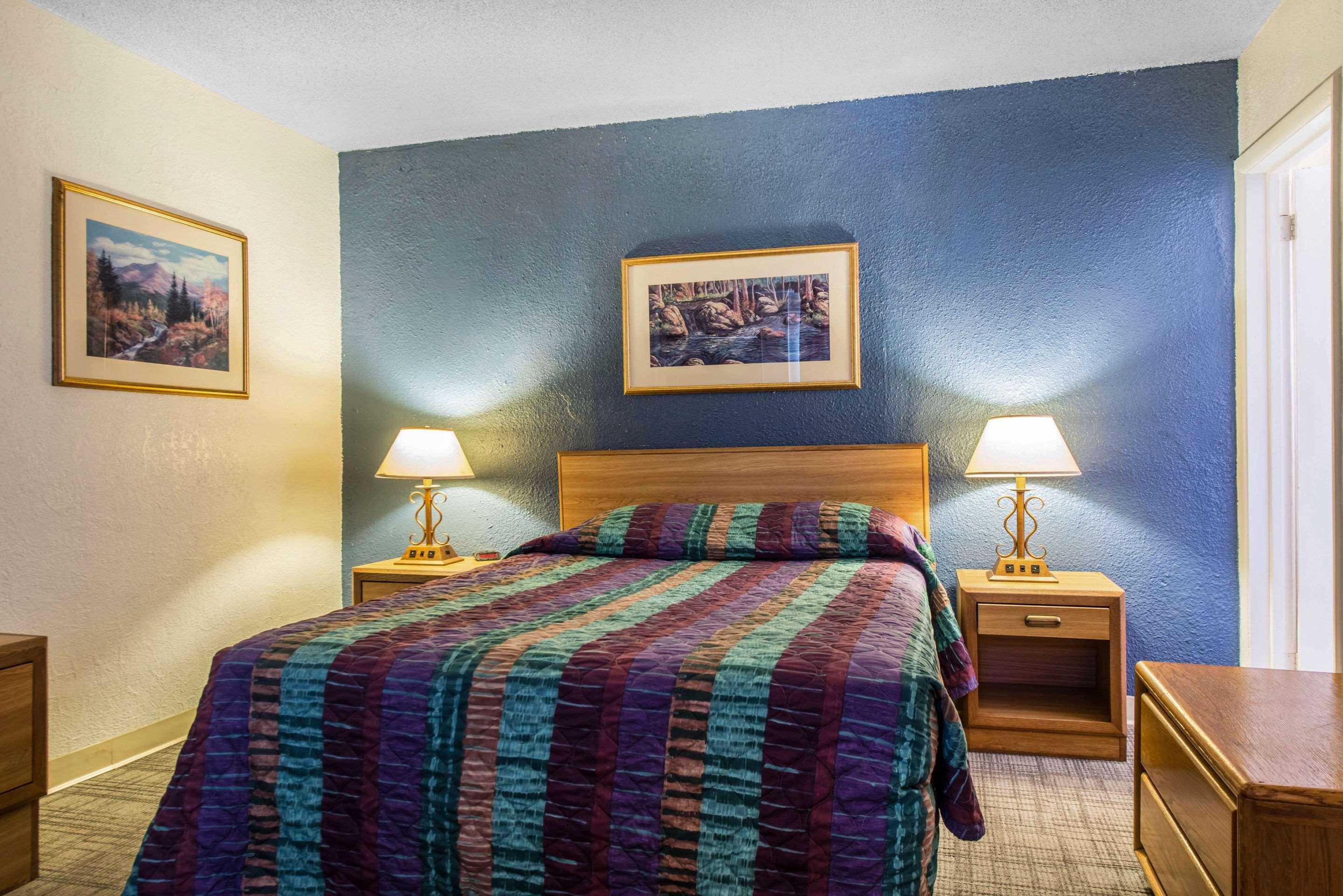 Rodeway Inn & Suites Colorado Springs Exterior photo