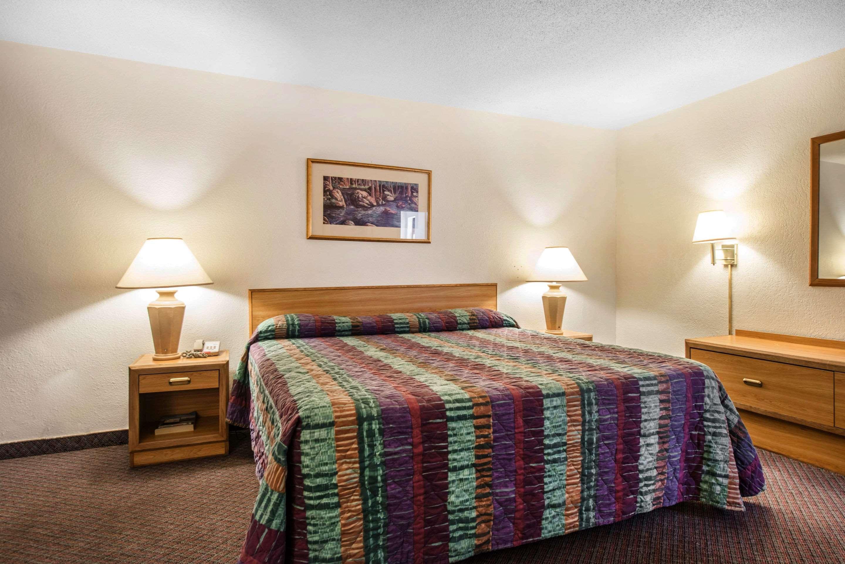Rodeway Inn & Suites Colorado Springs Exterior photo