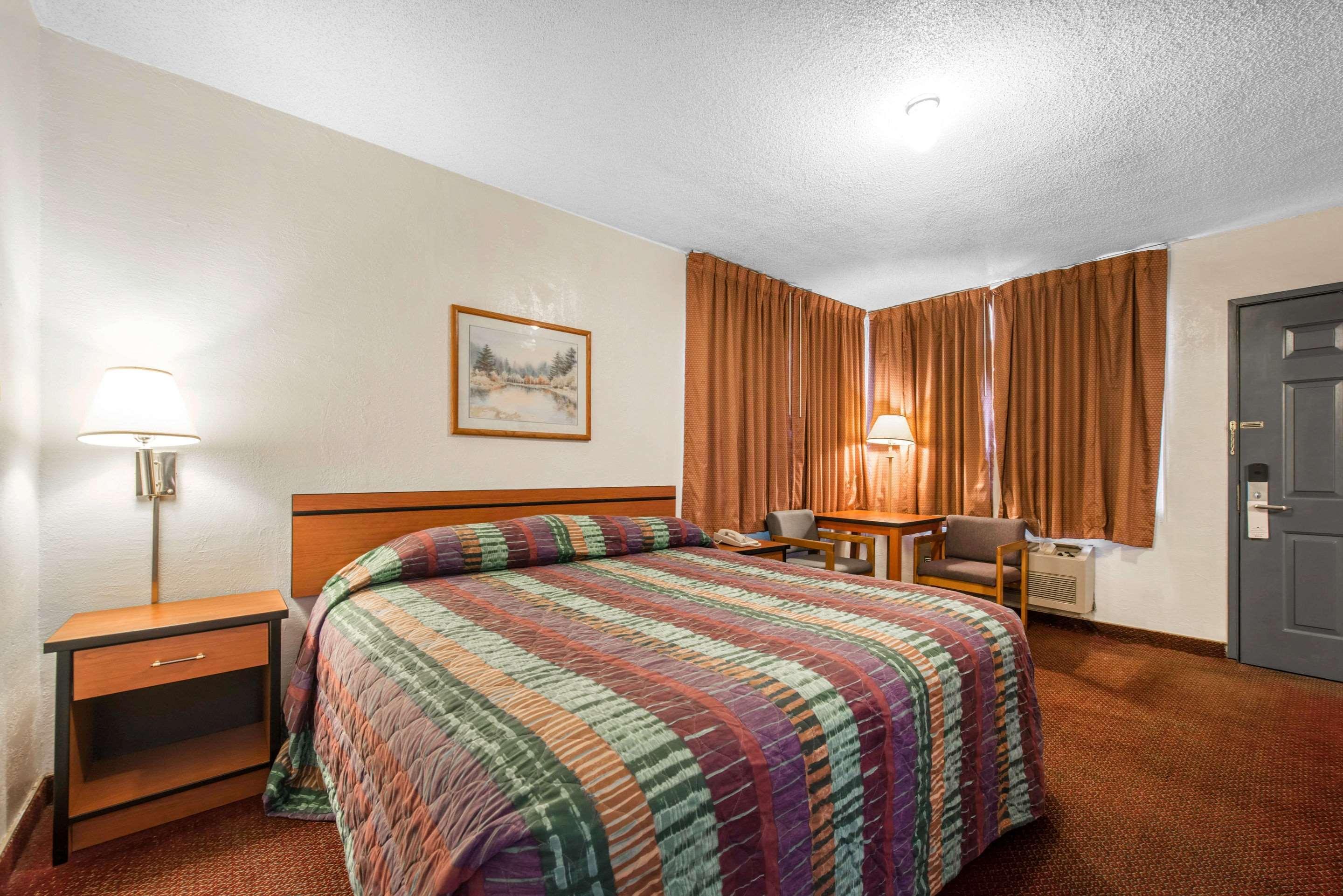 Rodeway Inn & Suites Colorado Springs Exterior photo